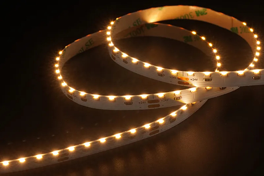 3014 120LEDS/M 24 V 8 mm （Seitenansicht）